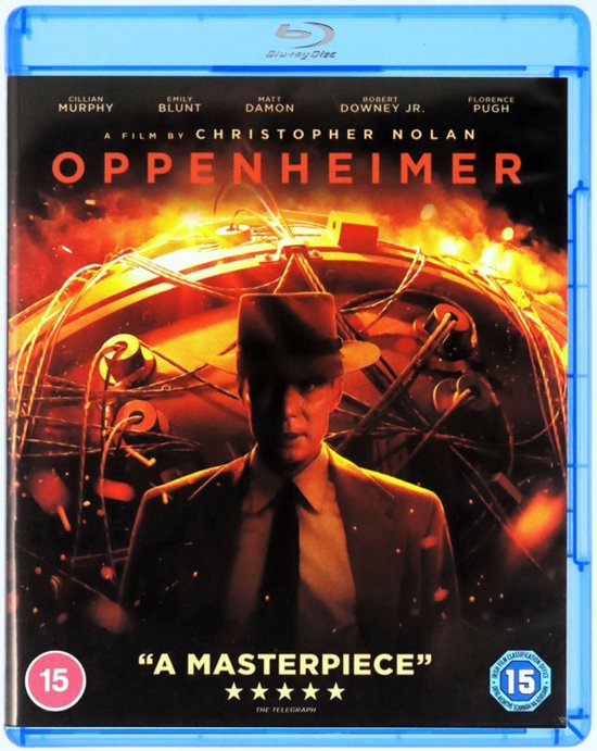 Voorkant Blu-ray hoesje van Oppenheimer met de hoofdrolspeler, vuur en tekst 'A MASTERPIECE'.