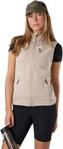 Een vrouw in een beige outdoorvest, zwarte top, cap en korte broek, houdt een waterfles vast.