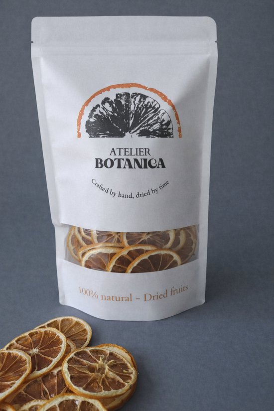 Atelier Botanica verpakking met gedroogde citroenschijfjes. Tekst: 100% natural - Dried fruits.
