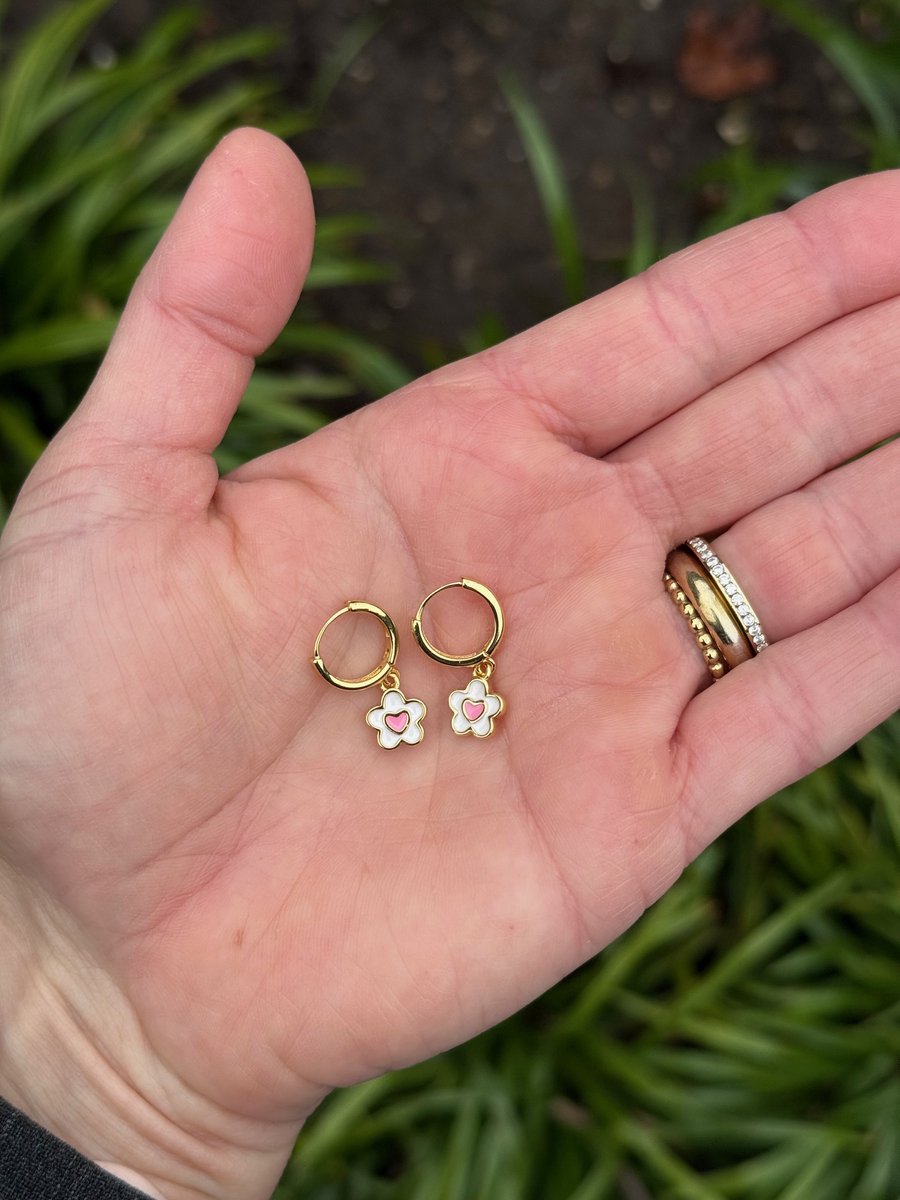 Kinderoorbellen – Stainless Steel - Bloemen oorbellen - Gouden oorbellen meisjes - Meisjes oorbellen - Oorbel ringetjes bloem – Oorbel hanger bloem- Cadeautje meisje - Oorbel bloem wit roze – Verjaardag - Kado