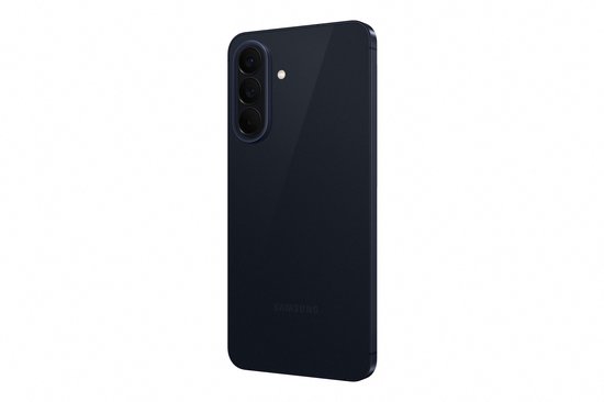 Achterkant van de Samsung Galaxy A57 5G in navy blauw met drie camera's.