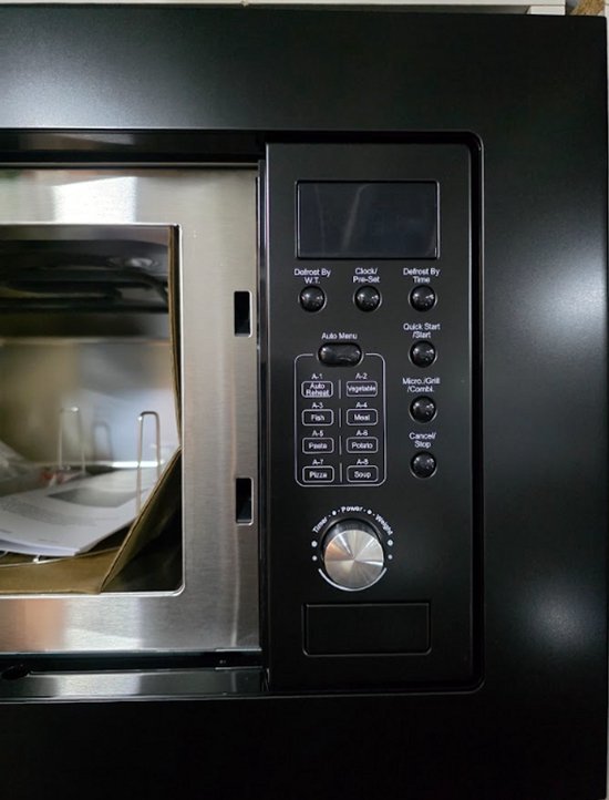 Zwarte inbouwmagnetron met open deur, roestvrijstalen interieur en zwart bedieningspaneel met digitale display, knoppen en draaiknop.