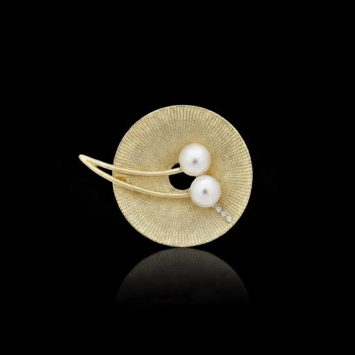 Victoria Valenza Goudkleurige Schijf Broche met Zoetwater Parels en Zirkonia Stenen - Broche - Goudkleurig - Zirkonia - Parel