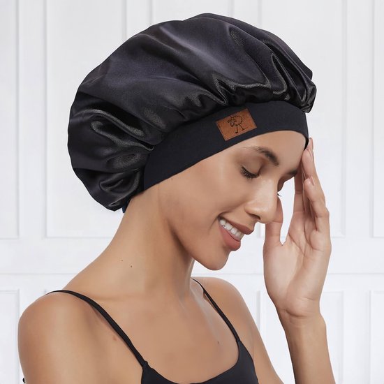 Model met een zwarte satijnen slaapmuts met elastische band en label.