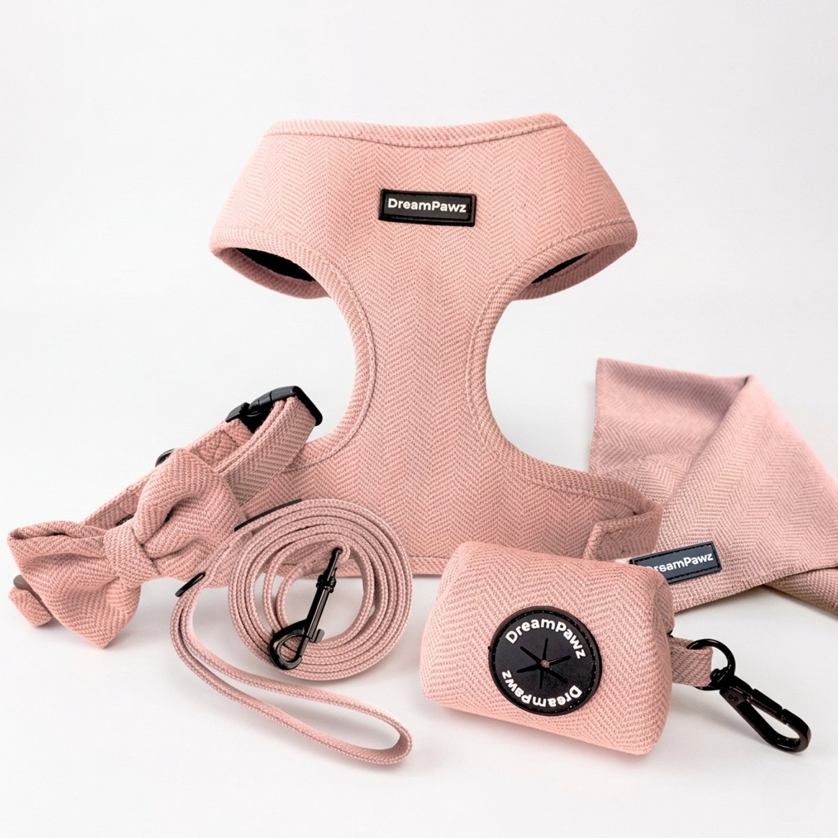 DreamPawz - Set van Harnas, Halsband, Riem en 3 accessoires - 6-Delige Set - Hondentuigje, Halsband, Leiband, Strikje, Poepzakjedispenser, Bandana - incl. Cadeauverpakking - Lichtroze - L