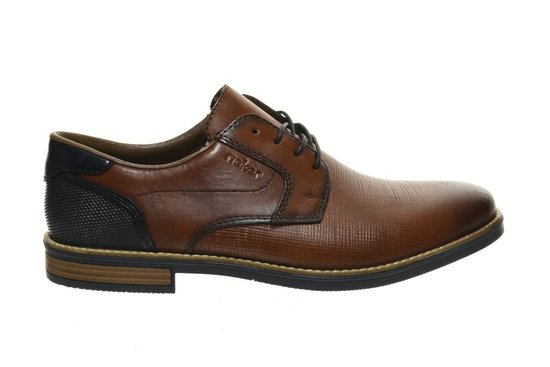 Bruine Rieker veterschoen met een getextureerd patroon en blauwe hiel.