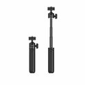 Zwarte selfie stick met inklapbare handgreep en verstelbare houder voor camera of telefoon.