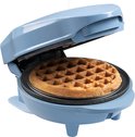 Blauw wafelijzer met een vers gebakken wafel.