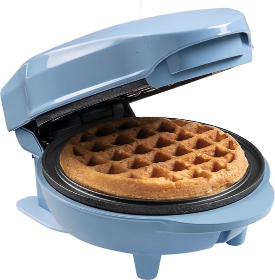 Blauw wafelijzer met een vers gebakken wafel.