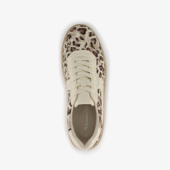 Bovenkant van een beige Tamaris sneaker met panterprint, beige veters en een beige zool.