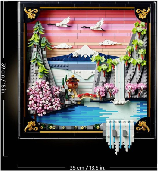 Gedetailleerd LEGO-landschap met berg, waterval, kersenbloesems en kraanvogels, met afmetingen 39x35 cm.