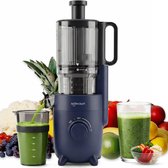 Blauwe slowjuicer omringd door fruit en groenten, met sap in glazen.