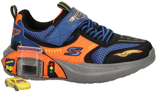 Zwarte sneaker met blauwe en oranje accenten, veters, klittenbandsluiting en een speelgoedauto aan de zijkant.