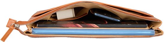 Cognac leren laptoptas, van bovenaf gezien, met laptop, tijdschrift, telefoon en pennenhouder.