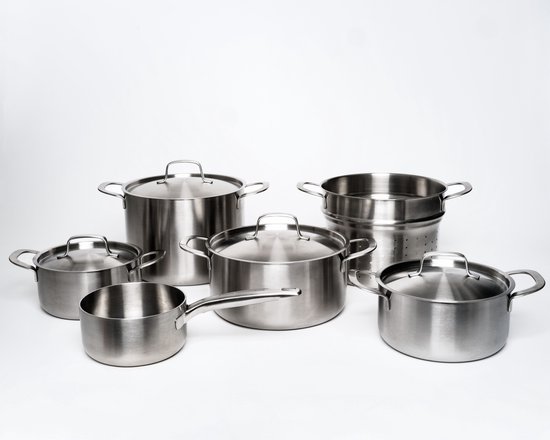 Ensemble de cinq casseroles en inox de différentes tailles, y compris un panier vapeur.
