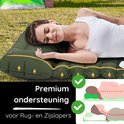 Vrouw slaapt op groene slaapmat. Biedt premium ondersteuning voor rug- en zijslapers.