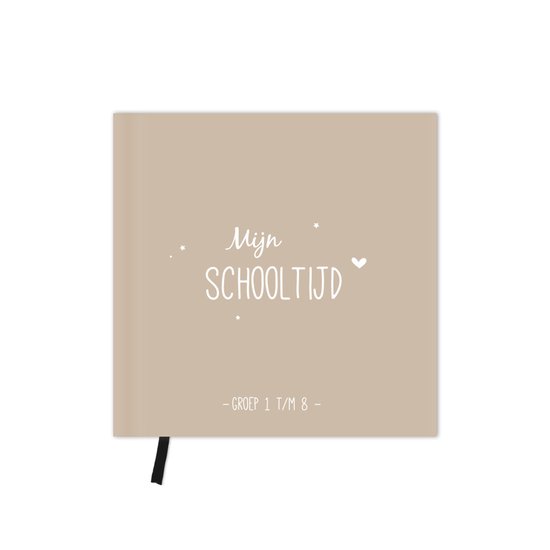 Lichtbruin schooltijddagboek met de tekst "Mijn SCHOOLTIJD" en "GROEP 1 T/M 8" in witte letters. Een zwart lintje steekt aan de onderkant uit.