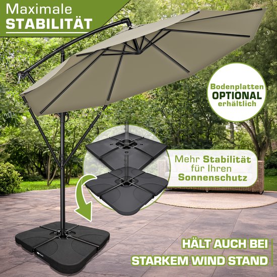 Beige zweefparasol met kruisvoet en optionele bodemplaten voor maximale stabiliteit, zelfs bij harde wind.
