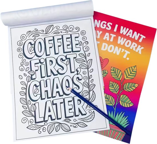 Kleurboekpagina met tekst 'Coffee First Chaos Later', omringd door bladeren.