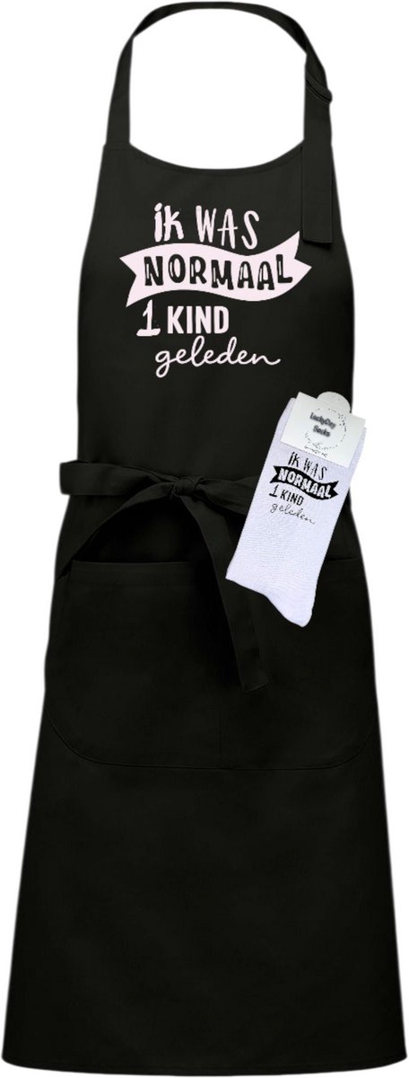 Keukenschort en sokken met tekst - Giftset - Ik was normaal 1 kind geleden - Moederdag - Vaderdag - Zwart - Verstelbaar - Cadeau idee - Verjaardag - Cadeau dames en heren - Liefste Opa en Oma cadeau - Verrassing - Grappig cadeau - Onesize