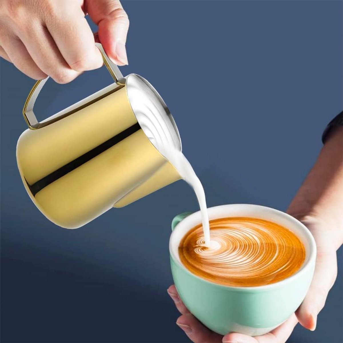 Melkopschuimkan met Maatstreep - RVS Latte Art Schenkkan 350ml Goud