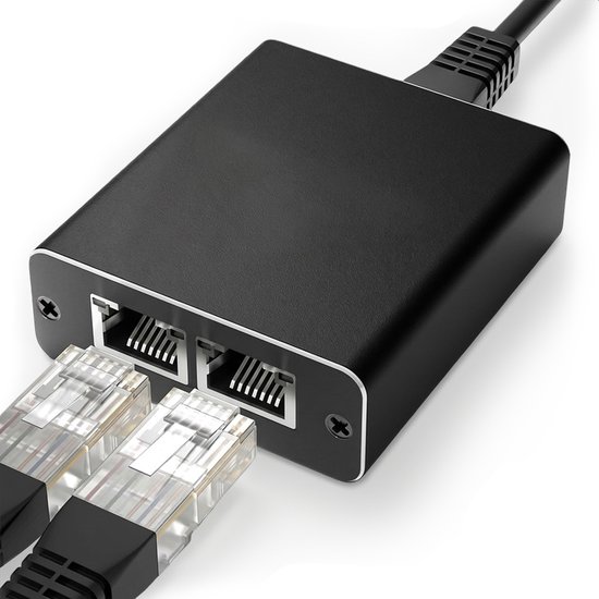 Close-up van een zwarte netwerkverdeler met twee ingangen en aangesloten ethernetkabels.