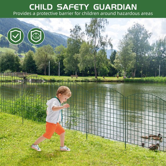 Donkergroen metalen gaashekwerk langs een vijver, met een jongetje dat erop afrent. 'Child Safety Guardian'.