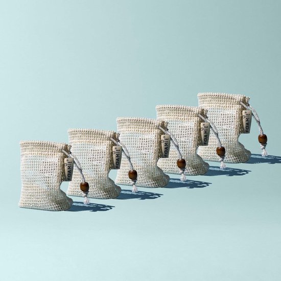 Zes witte Foamie zeepzakjes van 100% katoen, met bruine houten knijpers en een touwtje, op een blauwe achtergrond.