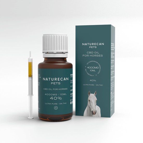 Flesje CBD-olie 4000mg/10ml van Naturecan voor paarden, met bijbehorende doos en doseerspuit.