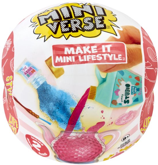 Een rode en witte bol met de tekst 'MINI VERSE' en 'MAKE IT MINI LIFESTYLE', toont een roze theepot die wordt gevuld.