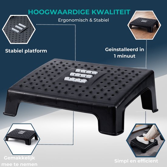 Zwarte, ergonomische voetensteun met antislipoppervlak en witte rolletjes, afgebeeld op een houten vloer.