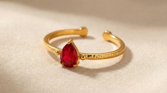Lundholm Florence Ring Dames Goudkleurig – Premium Stainless Steel PVD Gold Plated – Verstelbare Gouden Ring met Rode Steen Rood Kado voor Vrouwen – One Size – Scandinavisch Design