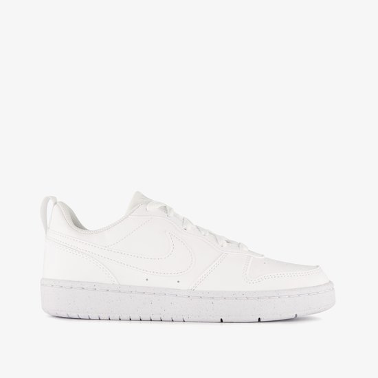 Witte Nike sneakers met vetersluiting en gespikkelde zool.