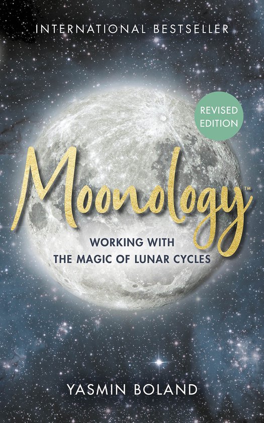 Boekomslag van Moonology, een herziene editie, met de maan en sterren. Met de tekst 'INTERNATIONAL BESTSELLER', 'REVISED EDITION', 'Moonology', 'WORKING WITH THE MAGIC OF LUNAR CYCLES' en 'YASMIN BOLAND'.