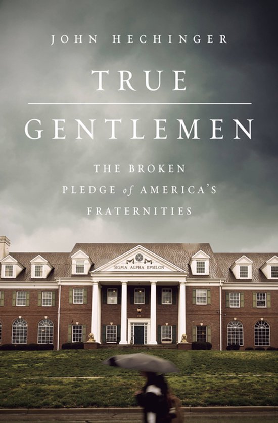 Boekomslag True Gentlemen met een bakstenen Sigma Alpha Epsilon-herenhuis onder een donkere, bewolkte lucht.