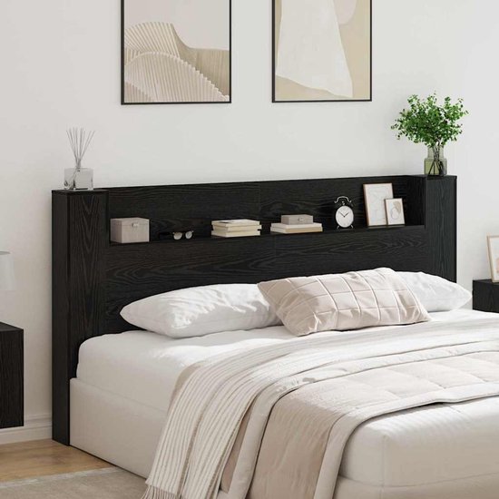 Tête de lit en placage chêne noir avec étagère ouverte en haut, au-dessus d'un lit avec coussins.