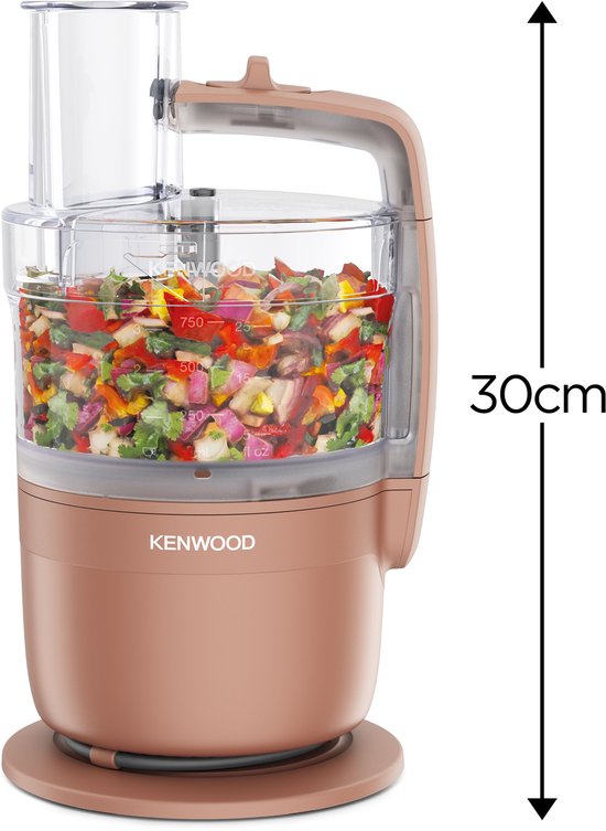 Rosekleurige Kenwood keukenmachine gevuld met gesneden groenten.