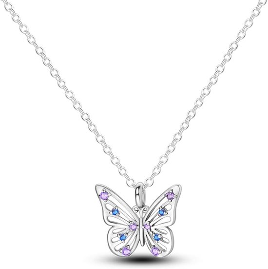 Zilverkleurige ketting met een vlinderhanger bezet met paarse en blauwe steentjes.