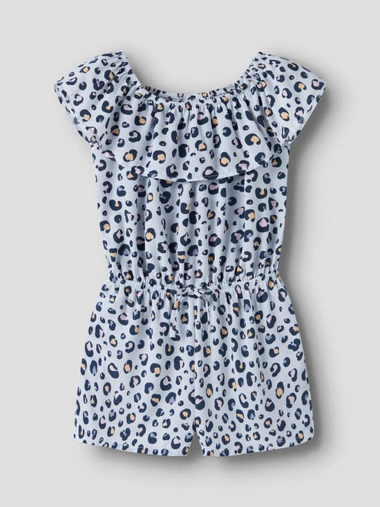 Lichtblauw playsuit met luipaardprint in grijs, roze, oranje en zwart. Off-shoulder met ruches en ceintuur.