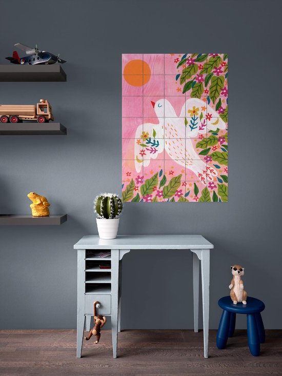 IXXI vogelillustratie aan een muur boven een bureau in een studeerkamer.