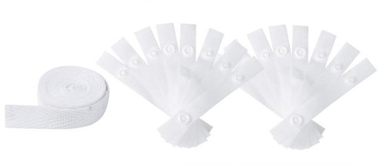 Een rol wit band en meerdere witte bandjes met drukknoopjes, waaiervormig gerangschikt.