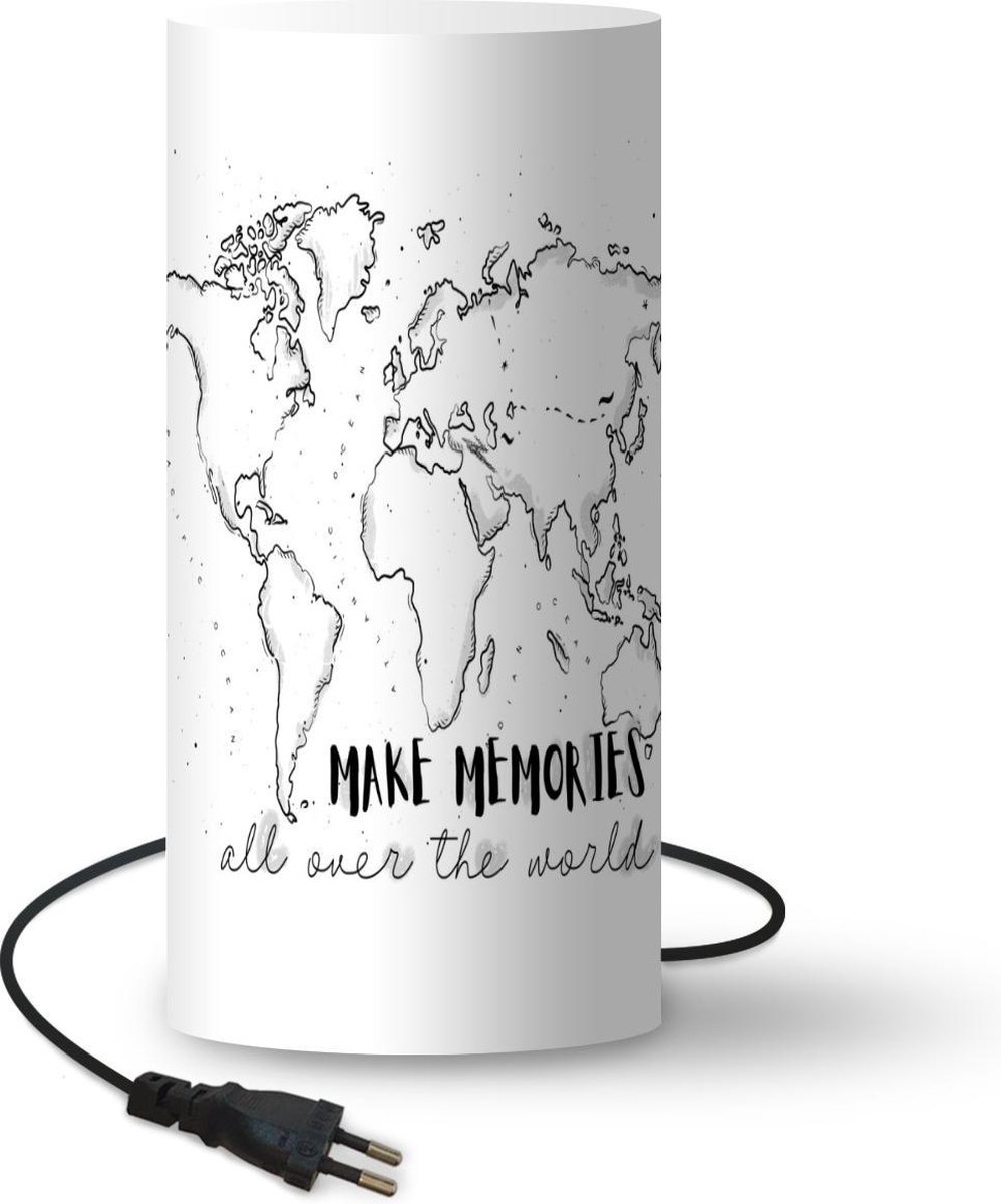 Lamp - Nachtlampje - Tafellamp slaapkamer - Wereldkaart - Quote - Reizen - 54 cm hoog - Ø24.8 cm - Inclusief LED lamp