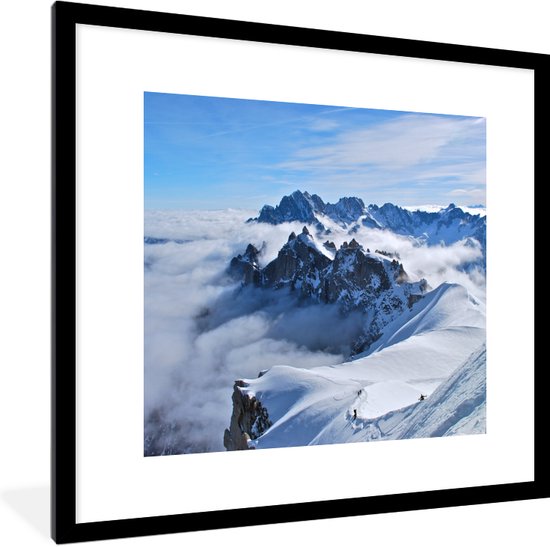 Affiche avec cadre Mont Blanc - La montagne du Mont Blanc entre les nuages  - cadre... | bol.com
