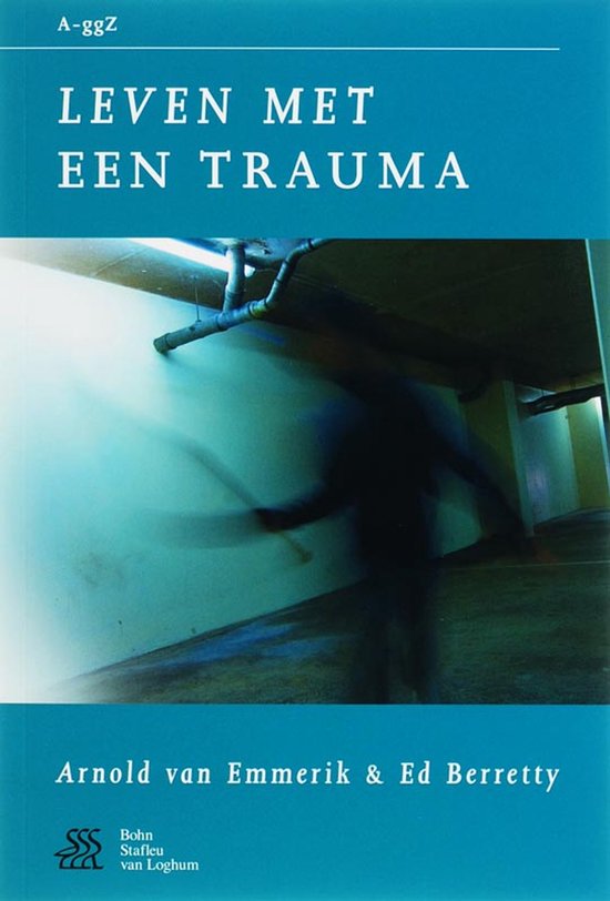 Boekomslag met de titel 'Leven met een trauma' in witte letters op een blauwe achtergrond. Een vervaagde figuur loopt door een gang.