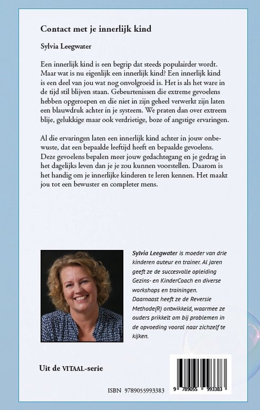 Achterkant van een boek met een foto van Sylvia Leegwater, contactgegevens en een blauwe achtergrond.