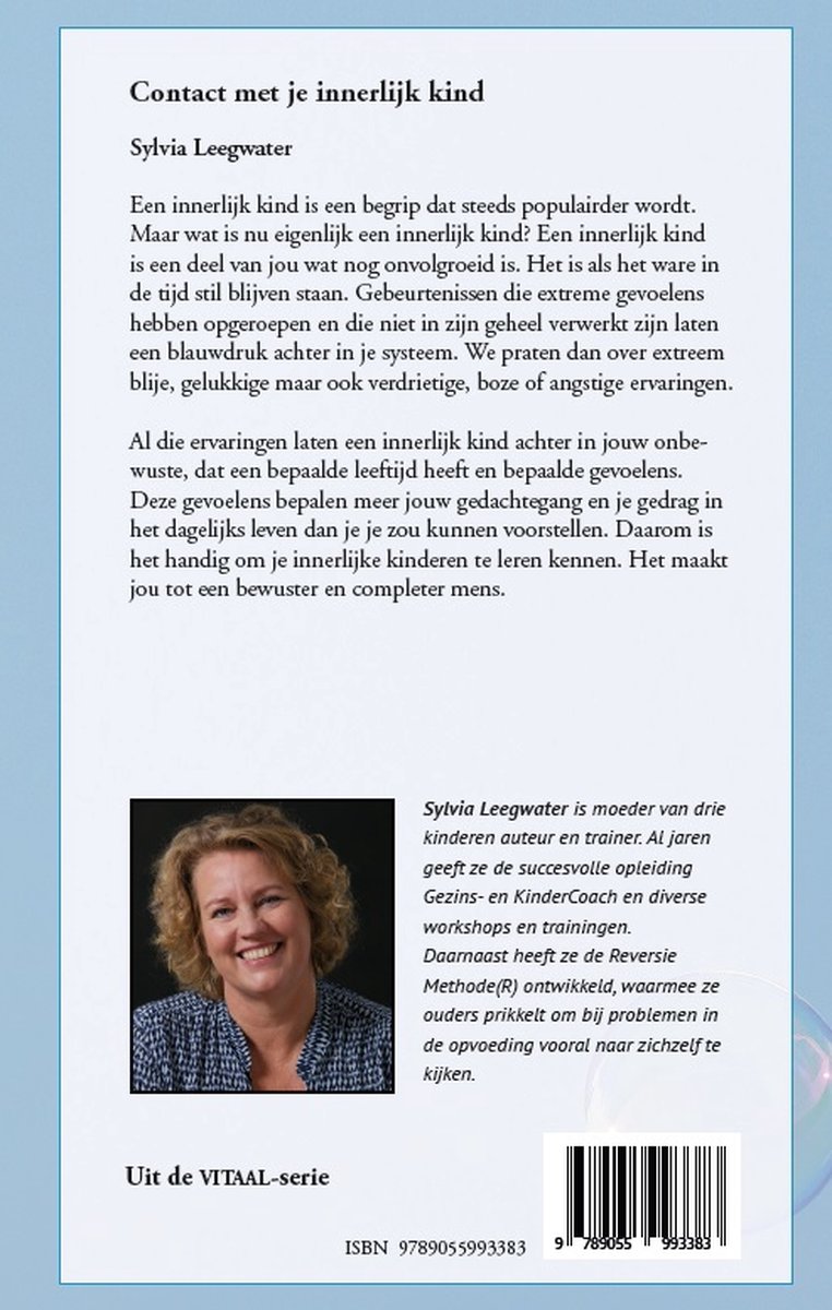 Achterkant van een boek met een foto van Sylvia Leegwater, contactgegevens en een blauwe achtergrond.