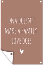 Posters de jardin hors citation anglaise DNA ne fait pas une famille, l'amour le fait avec un coeur sur fond marron - 60x90 cm - Toile jardin