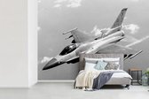 Behang - Fotobehang De straaljager F-16 Fighting Falcon - zwart wit - Breedte 305 cm x hoogte 220 cm