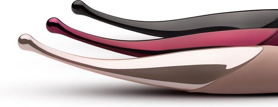 Drie gebogen vibrators in roze, bordeauxrood en zwart, naast elkaar.