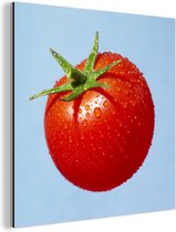 Wanddecoratie Metaal - Aluminium Schilderij Industrieel - Een rode tomaat met waterdruppeltjes - 20x20 cm - Dibond - Foto op aluminium - Industriële muurdecoratie - Voor de woonkamer/slaapkamer